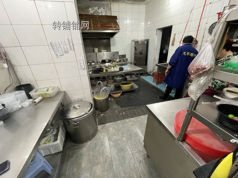舞阳坝居委会旁餐馆转让,房租便宜