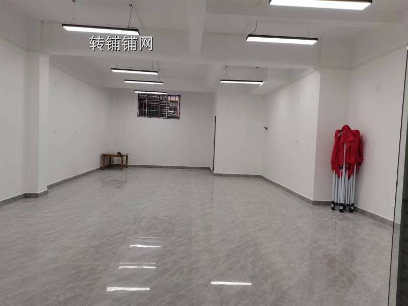 恩施凤凰城学院路精装门店房东直租(临街80平米)
