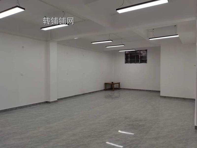 恩施凤凰城学院路精装门店房东直租(临街80平米)