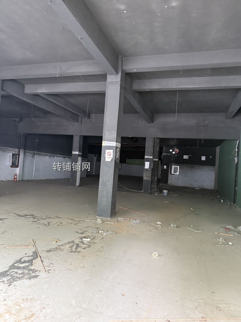 恩施华龙城对面门面出租(带停车场)