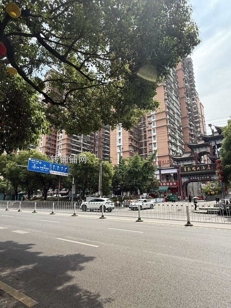 恩施华龙城对面门面出租(带停车场)