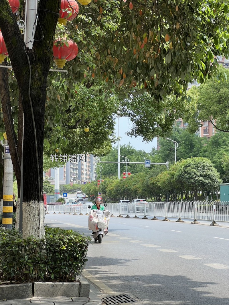恩施华龙城对面门面出租(带停车场)
